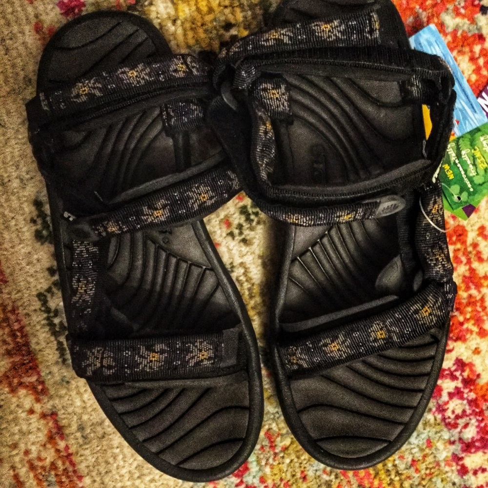 Teva Clarion Brown Green Design Sandals 9 NWT